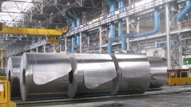铝卷躺在厂生产车间